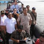 Ketua Komisi IV DPR RI Edhy Prabowo didampingi Wakil Ketua Komisi IV Herman Kheron dan Anggota lainnya meninjau pulau reklamasi di Teluk Jakarta, Jumat (24/3). Peninjauan ini sebagai bentuk kerja Komisi IV DPR RI yang telah membentuk panita kerja (Panja) reklamasi teluk Jakarta, untuk mengawasi agar tidak ada peraturan yang dilanggar dalam proyek tersebut juga bencana sosial dan lingkungan. AKTUAL/Tino Oktaviano