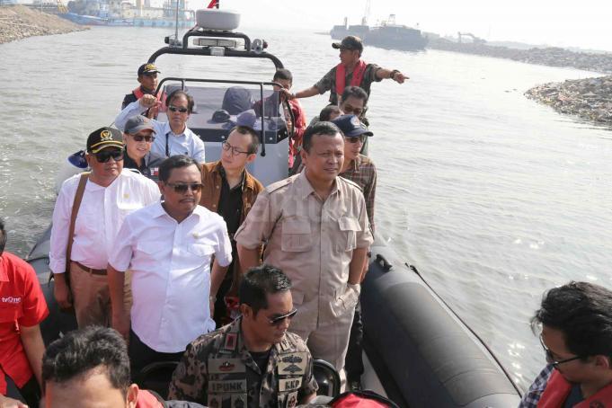 Ketua Komisi IV DPR RI Edhy Prabowo didampingi Wakil Ketua Komisi IV Herman Kheron dan Anggota lainnya meninjau pulau reklamasi di Teluk Jakarta, Jumat (24/3). Peninjauan ini sebagai bentuk kerja Komisi IV DPR RI yang telah membentuk panita kerja (Panja) reklamasi teluk Jakarta, untuk mengawasi agar tidak ada peraturan yang dilanggar dalam proyek tersebut juga bencana sosial dan lingkungan. AKTUAL/Tino Oktaviano