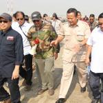 Ketua Komisi IV DPR RI Edhy Prabowo didampingi Wakil Ketua Komisi IV Herman Kheron mendapat penjelasan dari Presiden Direktur PT Kapuk Naga Indah Nono Sampono seputar pulau D yang direklamasi di Teluk Jakarta, Jumat (24/3). Peninjauan ini sebagai bentuk kerja Komisi IV DPR RI yang telah membentuk panita kerja (Panja) reklamasi teluk Jakarta, untuk mengawasi agar tidak ada peraturan yang dilanggar dalam proyek tersebut juga bencana sosial dan lingkungan. AKTUAL/Tino Oktaviano