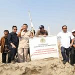 Ketua Komisi IV DPR RI Edhy Prabowo didampingi Wakil Ketua Komisi IV Herman Kheron dan Anggota lainnya meninjau pulau reklamasi di Teluk Jakarta, Jumat (24/3). Peninjauan ini sebagai bentuk kerja Komisi IV DPR RI yang telah membentuk panita kerja (Panja) reklamasi teluk Jakarta, untuk mengawasi agar tidak ada peraturan yang dilanggar dalam proyek tersebut juga bencana sosial dan lingkungan. AKTUAL/Tino Oktaviano