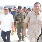 Ketua Komisi IV DPR RI Edhy Prabowo didampingi Wakil Ketua Komisi IV Herman Kheron mendapat penjelasan dari Presiden Direktur PT Kapuk Naga Indah Nono Sampono seputar pulau D yang direklamasi di Teluk Jakarta, Jumat (24/3). Peninjauan ini sebagai bentuk kerja Komisi IV DPR RI yang telah membentuk panita kerja (Panja) reklamasi teluk Jakarta, untuk mengawasi agar tidak ada peraturan yang dilanggar dalam proyek tersebut juga bencana sosial dan lingkungan. AKTUAL/Tino Oktaviano