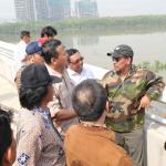 Ketua Komisi IV DPR RI Edhy Prabowo didampingi Wakil Ketua Komisi IV Herman Kheron mendapat penjelasan dari Presiden Direktur PT Kapuk Naga Indah Nono Sampono seputar pulau D yang direklamasi di Teluk Jakarta, Jumat (24/3). Peninjauan ini sebagai bentuk kerja Komisi IV DPR RI yang telah membentuk panita kerja (Panja) reklamasi teluk Jakarta, untuk mengawasi agar tidak ada peraturan yang dilanggar dalam proyek tersebut juga bencana sosial dan lingkungan. AKTUAL/Tino Oktaviano