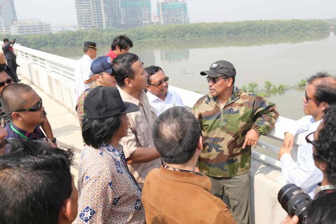 Ketua Komisi IV DPR RI Edhy Prabowo didampingi Wakil Ketua Komisi IV Herman Kheron mendapat penjelasan dari Presiden Direktur PT Kapuk Naga Indah Nono Sampono seputar pulau D yang direklamasi di Teluk Jakarta, Jumat (24/3). Peninjauan ini sebagai bentuk kerja Komisi IV DPR RI yang telah membentuk panita kerja (Panja) reklamasi teluk Jakarta, untuk mengawasi agar tidak ada peraturan yang dilanggar dalam proyek tersebut juga bencana sosial dan lingkungan. AKTUAL/Tino Oktaviano