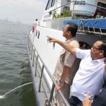 Ketua Komisi IV DPR RI Edhy Prabowo didampingi Wakil Ketua Komisi IV Herman Kheron dan Anggota lainnya meninjau pulau reklamasi di Teluk Jakarta, Jumat (24/3). Peninjauan ini sebagai bentuk kerja Komisi IV DPR RI yang telah membentuk panita kerja (Panja) reklamasi teluk Jakarta, untuk mengawasi agar tidak ada peraturan yang dilanggar dalam proyek tersebut juga bencana sosial dan lingkungan. AKTUAL/Tino Oktaviano