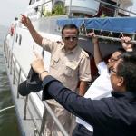 Ketua Komisi IV DPR RI Edhy Prabowo didampingi Wakil Ketua Komisi IV Herman Kheron dan Anggota lainnya meninjau pulau reklamasi di Teluk Jakarta, Jumat (24/3). Peninjauan ini sebagai bentuk kerja Komisi IV DPR RI yang telah membentuk panita kerja (Panja) reklamasi teluk Jakarta, untuk mengawasi agar tidak ada peraturan yang dilanggar dalam proyek tersebut juga bencana sosial dan lingkungan. AKTUAL/Tino Oktaviano