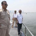Ketua Komisi IV DPR RI Edhy Prabowo didampingi Wakil Ketua Komisi IV Herman Kheron dan Anggota lainnya meninjau pulau reklamasi di Teluk Jakarta, Jumat (24/3). Peninjauan ini sebagai bentuk kerja Komisi IV DPR RI yang telah membentuk panita kerja (Panja) reklamasi teluk Jakarta, untuk mengawasi agar tidak ada peraturan yang dilanggar dalam proyek tersebut juga bencana sosial dan lingkungan. AKTUAL/Tino Oktaviano