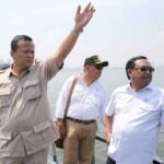 Ketua Komisi IV DPR RI Edhy Prabowo didampingi Wakil Ketua Komisi IV Herman Kheron dan Anggota lainnya meninjau pulau reklamasi di Teluk Jakarta, Jumat (24/3). Peninjauan ini sebagai bentuk kerja Komisi IV DPR RI yang telah membentuk panita kerja (Panja) reklamasi teluk Jakarta, untuk mengawasi agar tidak ada peraturan yang dilanggar dalam proyek tersebut juga bencana sosial dan lingkungan. AKTUAL/Tino Oktaviano