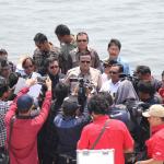 Ketua Komisi IV DPR RI Edhy Prabowo didampingi Wakil Ketua Komisi IV Herman Kheron dan Anggota lainnya meninjau pulau reklamasi di Teluk Jakarta, Jumat (24/3). Peninjauan ini sebagai bentuk kerja Komisi IV DPR RI yang telah membentuk panita kerja (Panja) reklamasi teluk Jakarta, untuk mengawasi agar tidak ada peraturan yang dilanggar dalam proyek tersebut juga bencana sosial dan lingkungan. AKTUAL/Tino Oktaviano