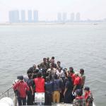 Ketua Komisi IV DPR RI Edhy Prabowo didampingi Wakil Ketua Komisi IV Herman Kheron dan Anggota lainnya meninjau pulau reklamasi di Teluk Jakarta, Jumat (24/3). Peninjauan ini sebagai bentuk kerja Komisi IV DPR RI yang telah membentuk panita kerja (Panja) reklamasi teluk Jakarta, untuk mengawasi agar tidak ada peraturan yang dilanggar dalam proyek tersebut juga bencana sosial dan lingkungan. AKTUAL/Tino Oktaviano