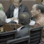 Gubernur Bank Indonesia Agus Martowardojo, Anggota DPR Komisi III Agun Gunandjar dan Gubernur Jateng Ganjar Pranowo dalam sidang kasus tindak pidana korupsi pengadaan pekerjaan KTP elektronik (E-KTP) dengan terdakwa Sugiharto (kanan) dan Irman (kiri atas) di Pengadilan Tipikor, Jakarta Pusat, Kamis (30/3). Dalam persidangan tersebut, Miryam menyangkal keterangan BAP penyidik KPK yang diperiksa atas dirinya. AKTUAL/Tino Oktaviano