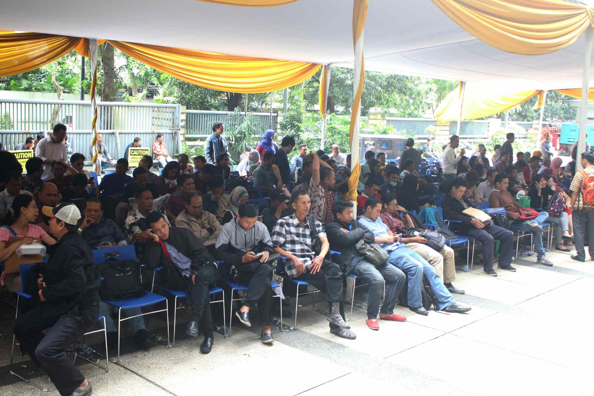 Wajib pajak mengantre sebelum dipanggil menuju bilik tax amnesty di Kantor Pusat Ditjen Pajak, Jakarta, Jumat (31/3). Untuk hari terakhir ini, Direktorat Jenderal Pajak (DJP) Kementerian Keuangan akan membuka pelayanan pengampunan pajak (tax amnesty) hingga pukul 24.00. AKTUAL/Tino Oktaviano