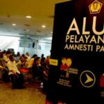 Wajib pajak mengantre sebelum dipanggil menuju bilik tax amnesty di Kantor Pusat Ditjen Pajak, Jakarta, Jumat (31/3). Untuk hari terakhir ini, Direktorat Jenderal Pajak (DJP) Kementerian Keuangan akan membuka pelayanan pengampunan pajak (tax amnesty) hingga pukul 24.00. AKTUAL/Tino Oktaviano