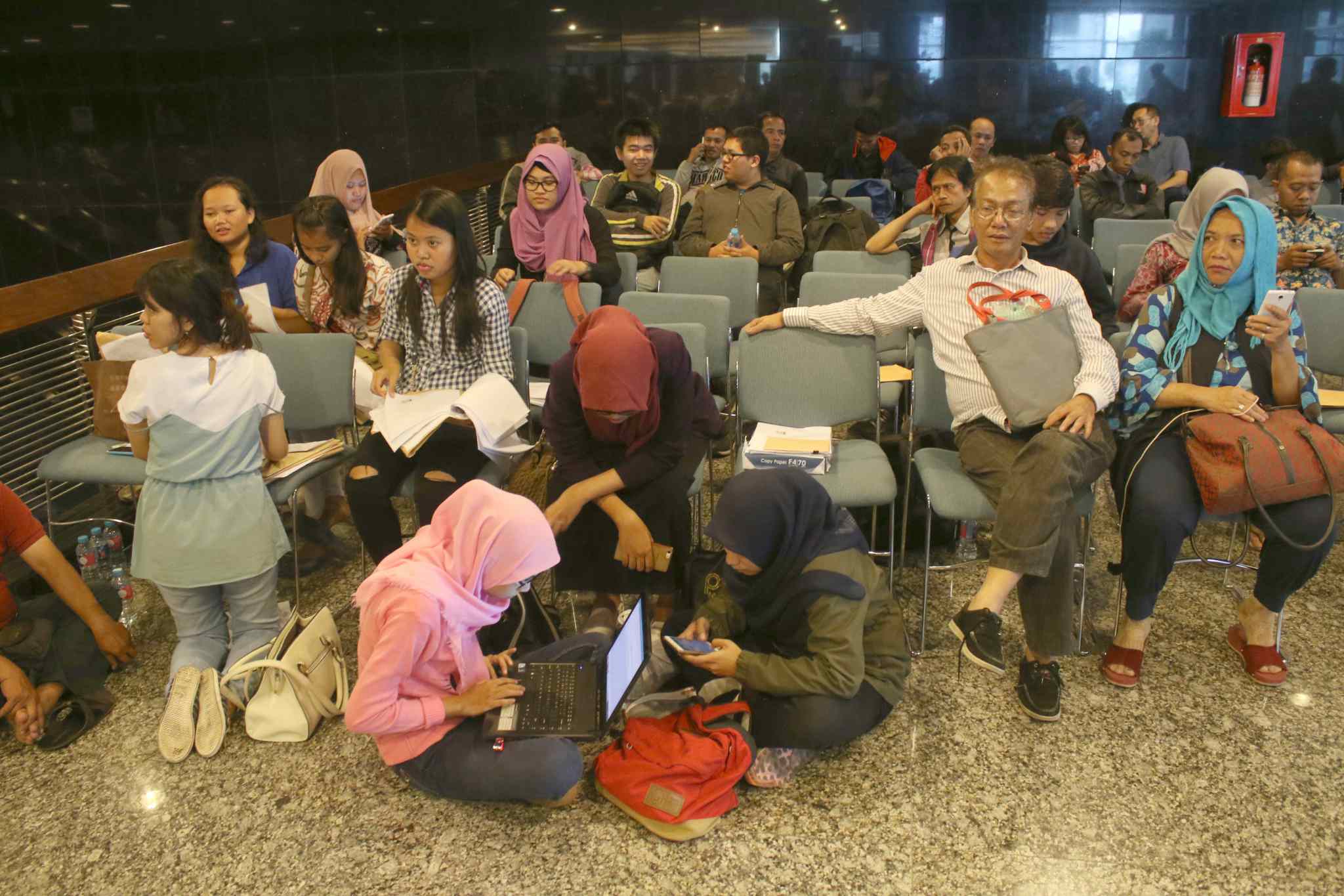 Wajib pajak mengantre sebelum dipanggil menuju bilik tax amnesty di Kantor Pusat Ditjen Pajak, Jakarta, Jumat (31/3). Untuk hari terakhir ini, Direktorat Jenderal Pajak (DJP) Kementerian Keuangan akan membuka pelayanan pengampunan pajak (tax amnesty) hingga pukul 24.00. AKTUAL/Tino Oktaviano