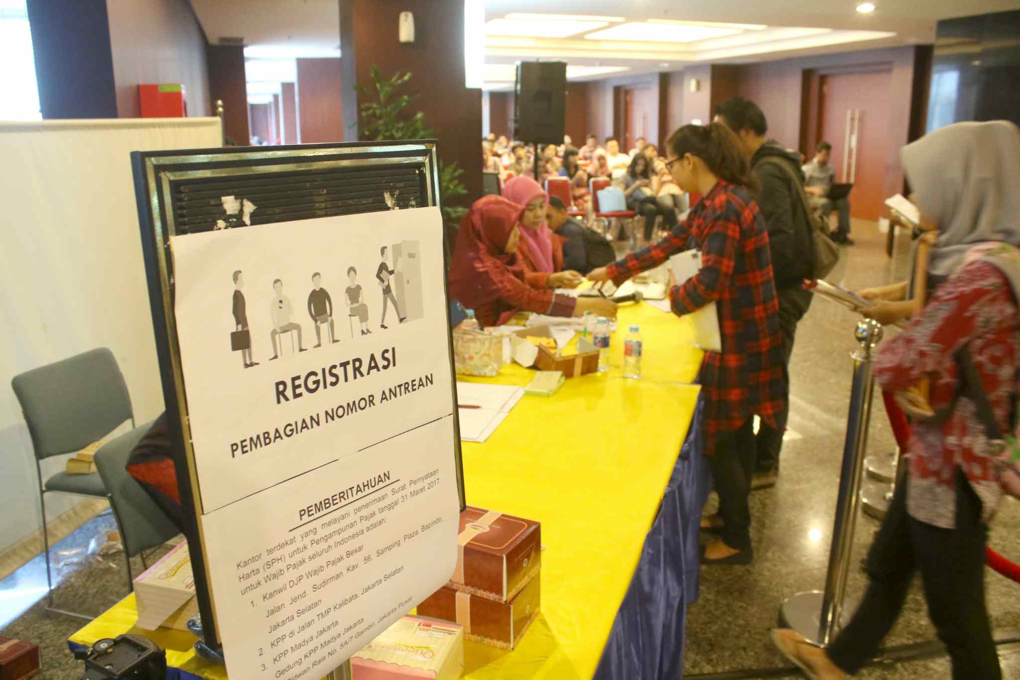 Wajib pajak mengantre sebelum dipanggil menuju bilik tax amnesty di Kantor Pusat Ditjen Pajak, Jakarta, Jumat (31/3). Untuk hari terakhir ini, Direktorat Jenderal Pajak (DJP) Kementerian Keuangan akan membuka pelayanan pengampunan pajak (tax amnesty) hingga pukul 24.00. AKTUAL/Tino Oktaviano