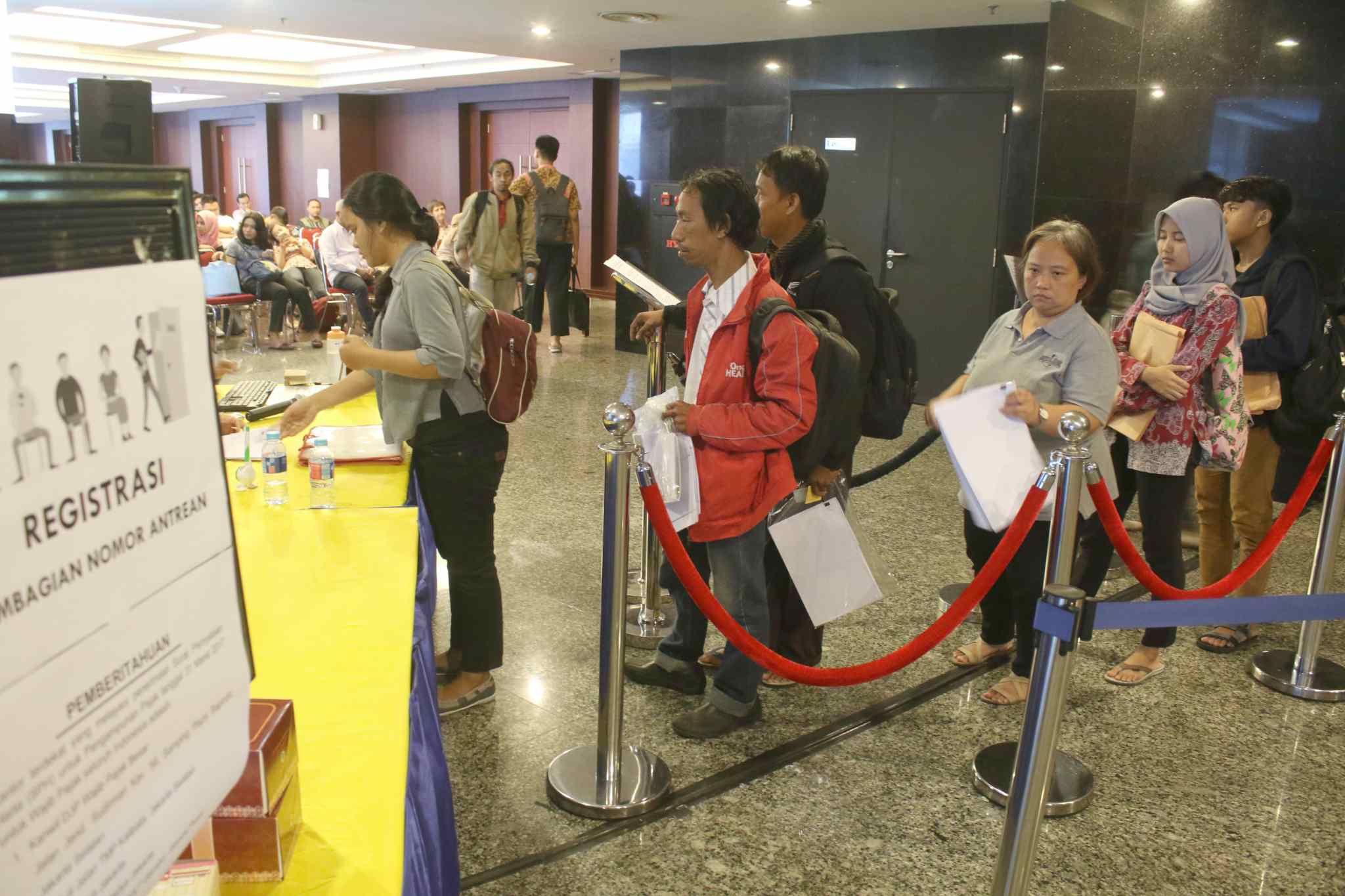 Wajib pajak mengantre sebelum dipanggil menuju bilik tax amnesty di Kantor Pusat Ditjen Pajak, Jakarta, Jumat (31/3). Untuk hari terakhir ini, Direktorat Jenderal Pajak (DJP) Kementerian Keuangan akan membuka pelayanan pengampunan pajak (tax amnesty) hingga pukul 24.00. AKTUAL/Tino Oktaviano