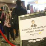 Wajib pajak mengantre sebelum dipanggil menuju bilik tax amnesty di Kantor Pusat Ditjen Pajak, Jakarta, Jumat (31/3). Untuk hari terakhir ini, Direktorat Jenderal Pajak (DJP) Kementerian Keuangan akan membuka pelayanan pengampunan pajak (tax amnesty) hingga pukul 24.00. AKTUAL/Tino Oktaviano