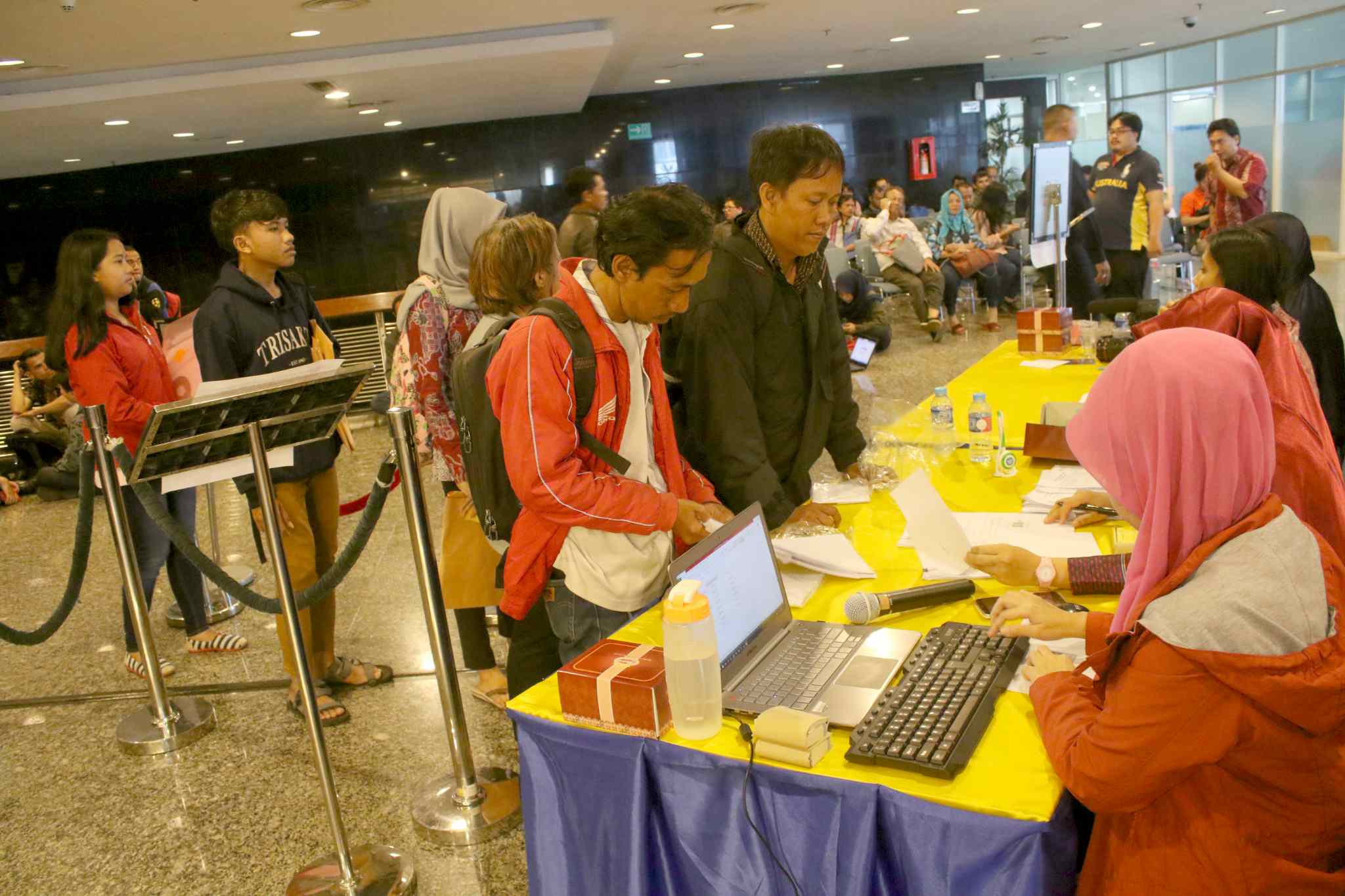 Wajib pajak mengantre sebelum dipanggil menuju bilik tax amnesty di Kantor Pusat Ditjen Pajak, Jakarta, Jumat (31/3). Untuk hari terakhir ini, Direktorat Jenderal Pajak (DJP) Kementerian Keuangan akan membuka pelayanan pengampunan pajak (tax amnesty) hingga pukul 24.00. AKTUAL/Tino Oktaviano