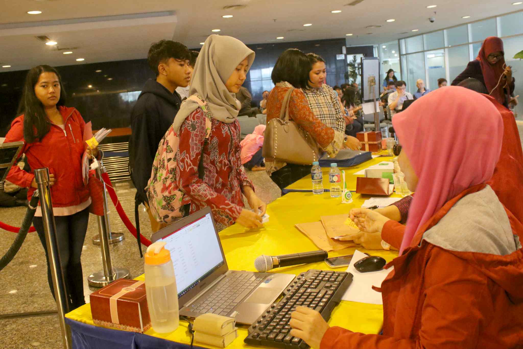 Wajib pajak mengantre sebelum dipanggil menuju bilik tax amnesty di Kantor Pusat Ditjen Pajak, Jakarta, Jumat (31/3). Untuk hari terakhir ini, Direktorat Jenderal Pajak (DJP) Kementerian Keuangan akan membuka pelayanan pengampunan pajak (tax amnesty) hingga pukul 24.00. AKTUAL/Tino Oktaviano