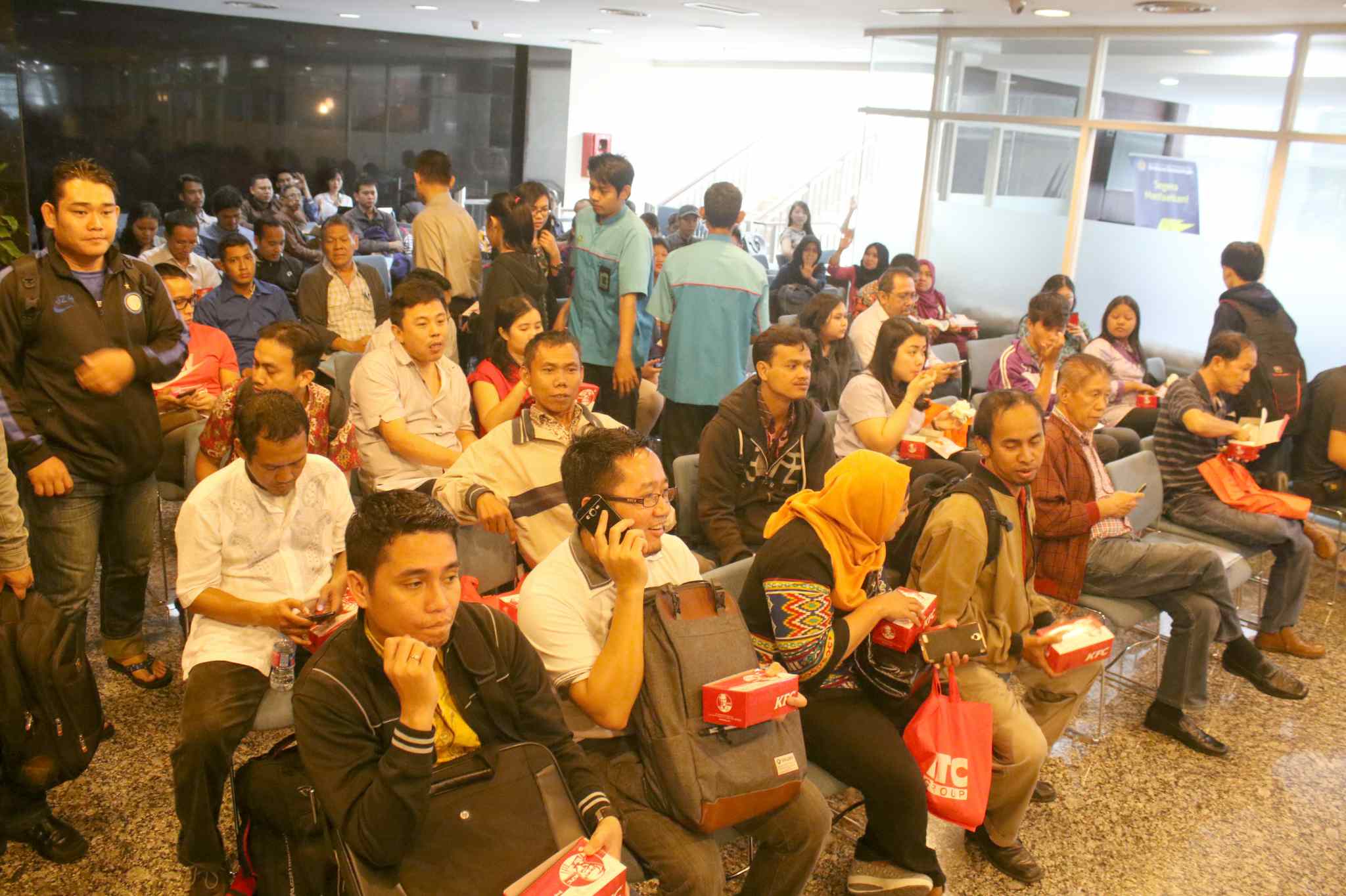 Wajib pajak mengantre sebelum dipanggil menuju bilik tax amnesty di Kantor Pusat Ditjen Pajak, Jakarta, Jumat (31/3). Untuk hari terakhir ini, Direktorat Jenderal Pajak (DJP) Kementerian Keuangan akan membuka pelayanan pengampunan pajak (tax amnesty) hingga pukul 24.00. AKTUAL/Tino Oktaviano