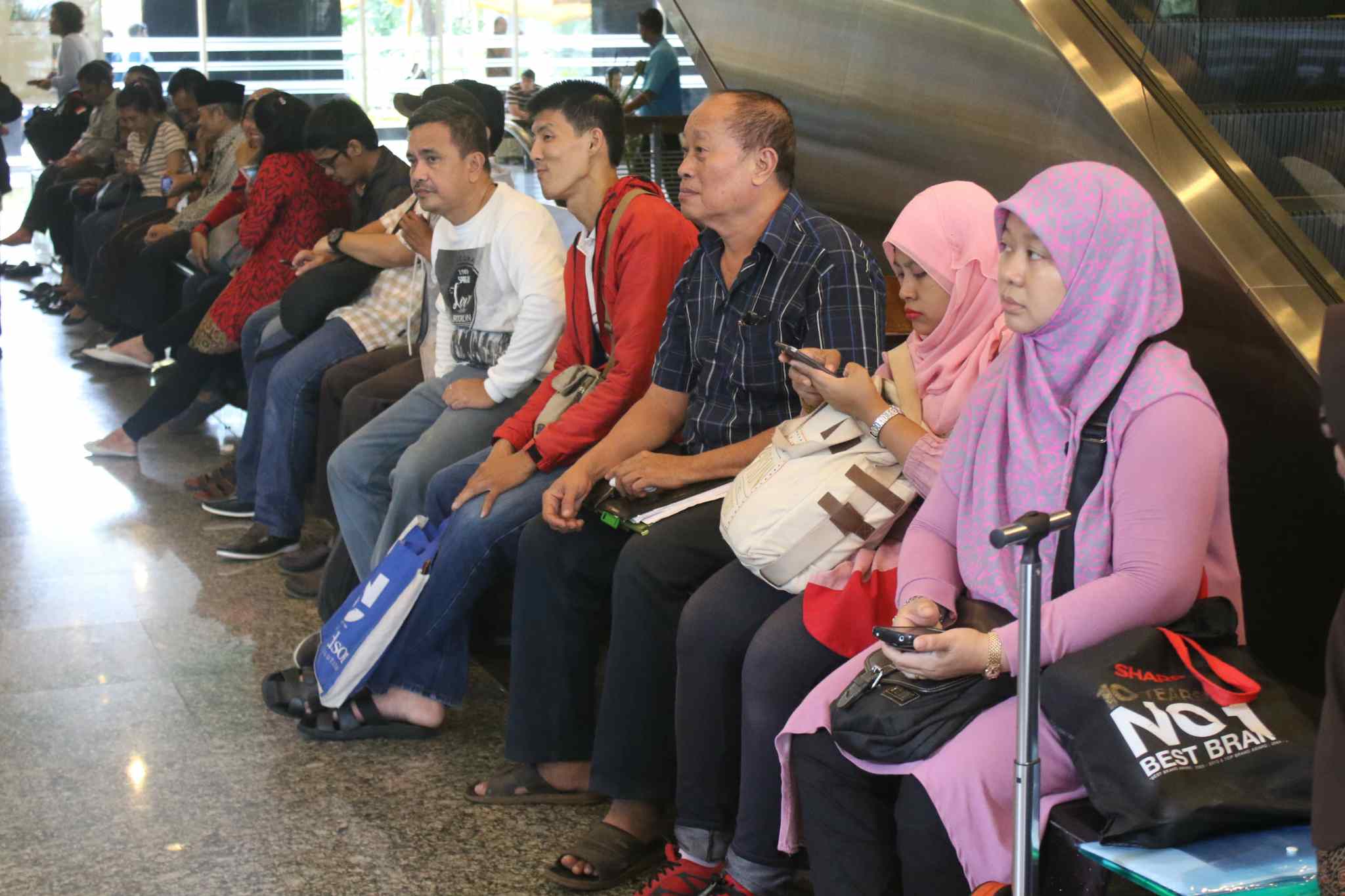 Wajib pajak mengantre sebelum dipanggil menuju bilik tax amnesty di Kantor Pusat Ditjen Pajak, Jakarta, Jumat (31/3). Untuk hari terakhir ini, Direktorat Jenderal Pajak (DJP) Kementerian Keuangan akan membuka pelayanan pengampunan pajak (tax amnesty) hingga pukul 24.00. AKTUAL/Tino Oktaviano