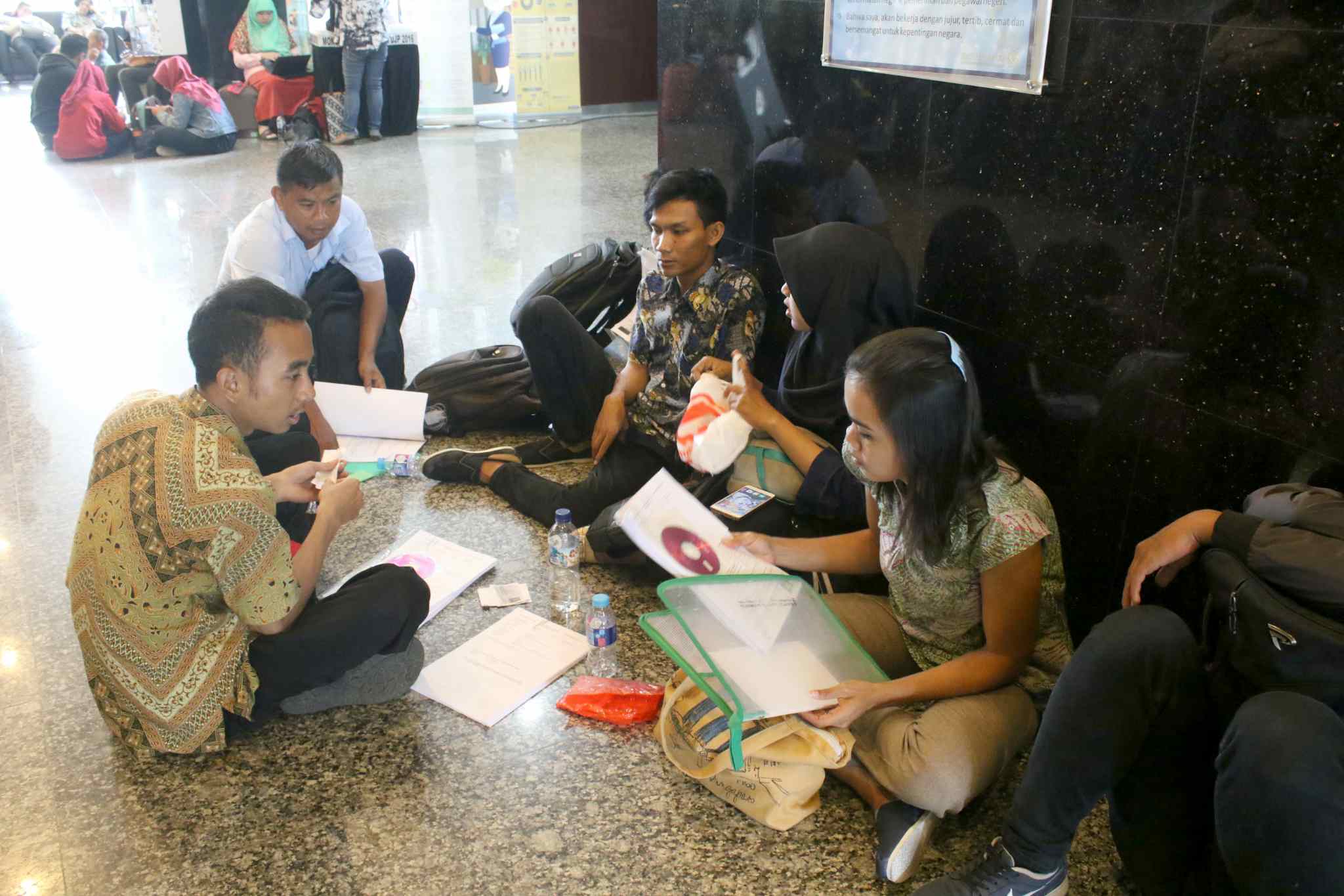 Wajib pajak mengantre sebelum dipanggil menuju bilik tax amnesty di Kantor Pusat Ditjen Pajak, Jakarta, Jumat (31/3). Untuk hari terakhir ini, Direktorat Jenderal Pajak (DJP) Kementerian Keuangan akan membuka pelayanan pengampunan pajak (tax amnesty) hingga pukul 24.00. AKTUAL/Tino Oktaviano