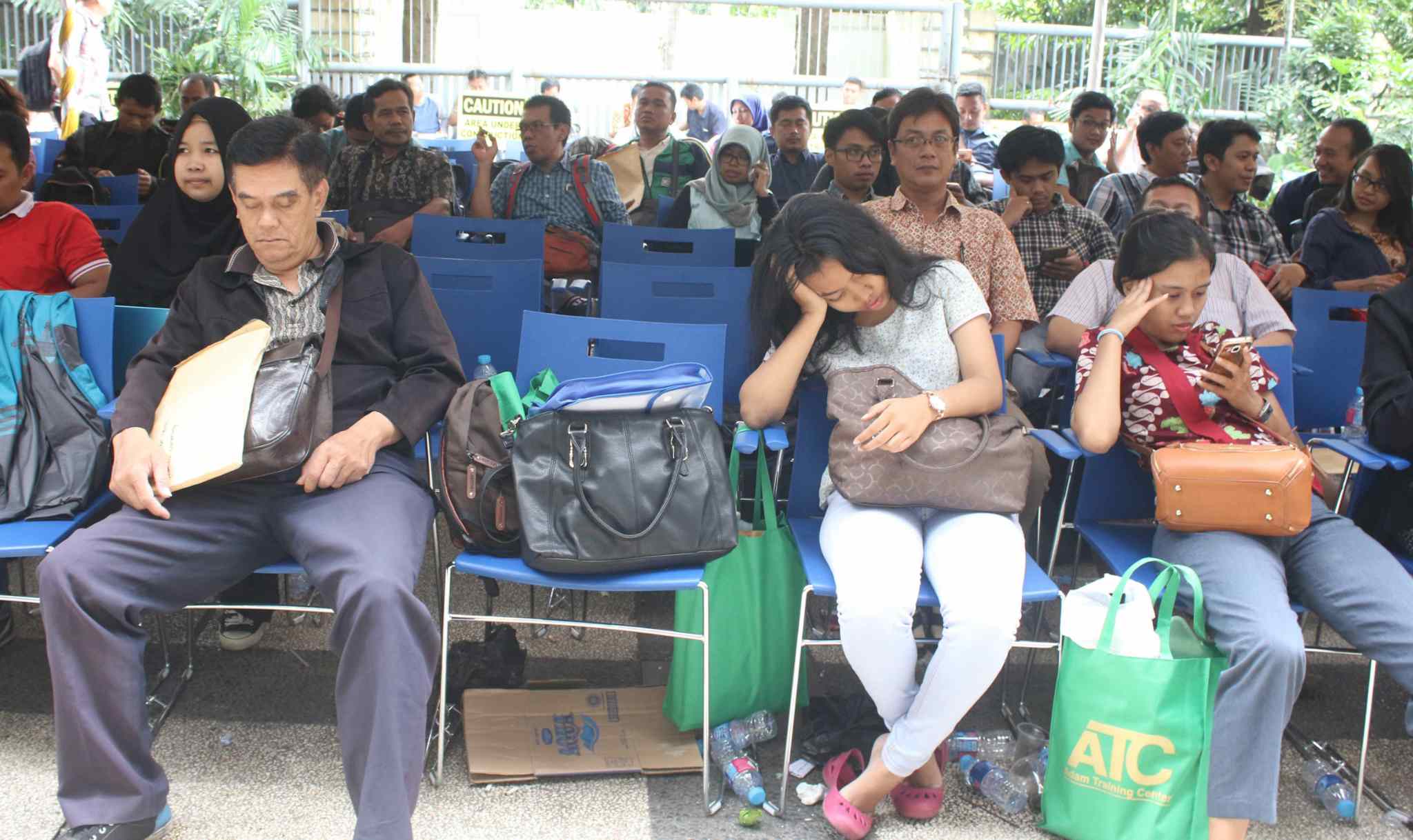 Wajib pajak mengantre sebelum dipanggil menuju bilik tax amnesty di Kantor Pusat Ditjen Pajak, Jakarta, Jumat (31/3). Untuk hari terakhir ini, Direktorat Jenderal Pajak (DJP) Kementerian Keuangan akan membuka pelayanan pengampunan pajak (tax amnesty) hingga pukul 24.00. AKTUAL/Tino Oktaviano