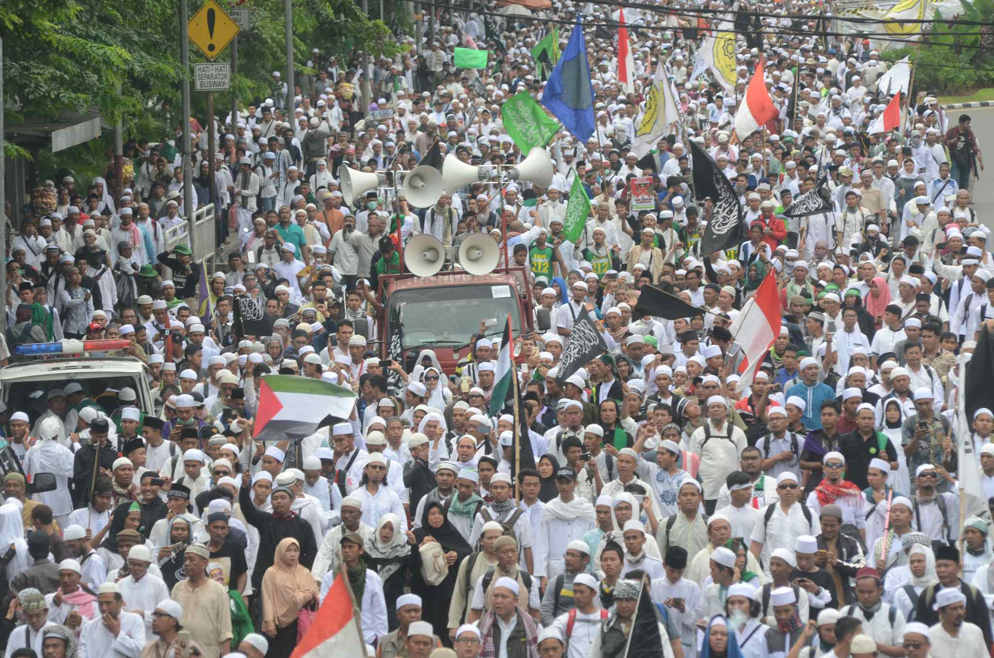 Umat muslim yang tergabung dalam Forum Umat Islam (FUI) melakukan long march menuju Istana di Jalan Medan Merdeka Timur, Jakarta, Jumat (31/3). Aksi ini menuntut kepada presiden Jokowi untuk mecabut jabatan Basuki Tjahaja Purnama atau Ahok dari posisinya sebagai Gubernur DKI Jakarta. AKTUAL/Tino Oktaviano