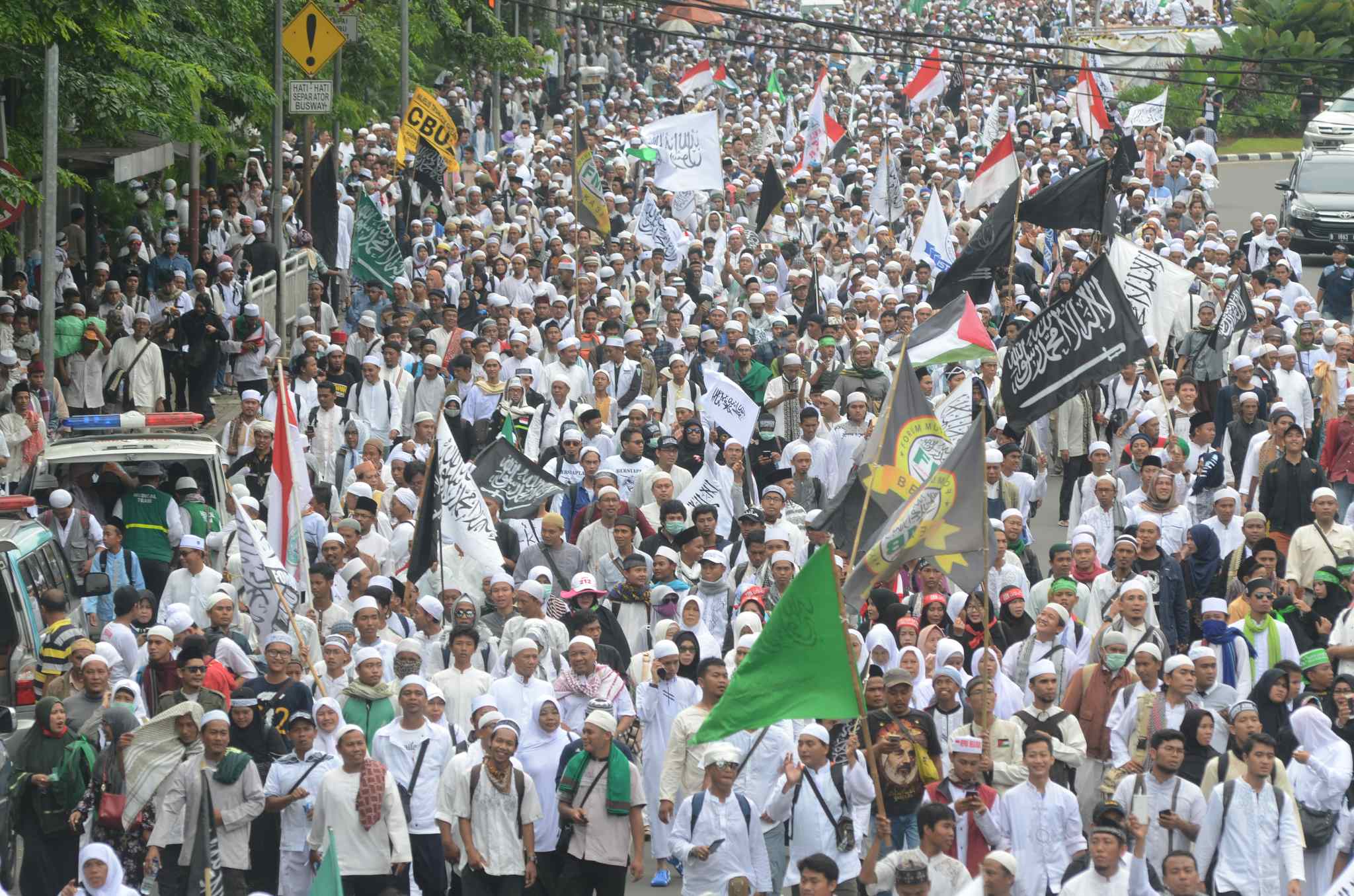 Umat muslim yang tergabung dalam Forum Umat Islam (FUI) melakukan long march menuju Istana di Jalan Medan Merdeka Timur, Jakarta, Jumat (31/3). Aksi ini menuntut kepada presiden Jokowi untuk mecabut jabatan Basuki Tjahaja Purnama atau Ahok dari posisinya sebagai Gubernur DKI Jakarta. AKTUAL/Tino Oktaviano