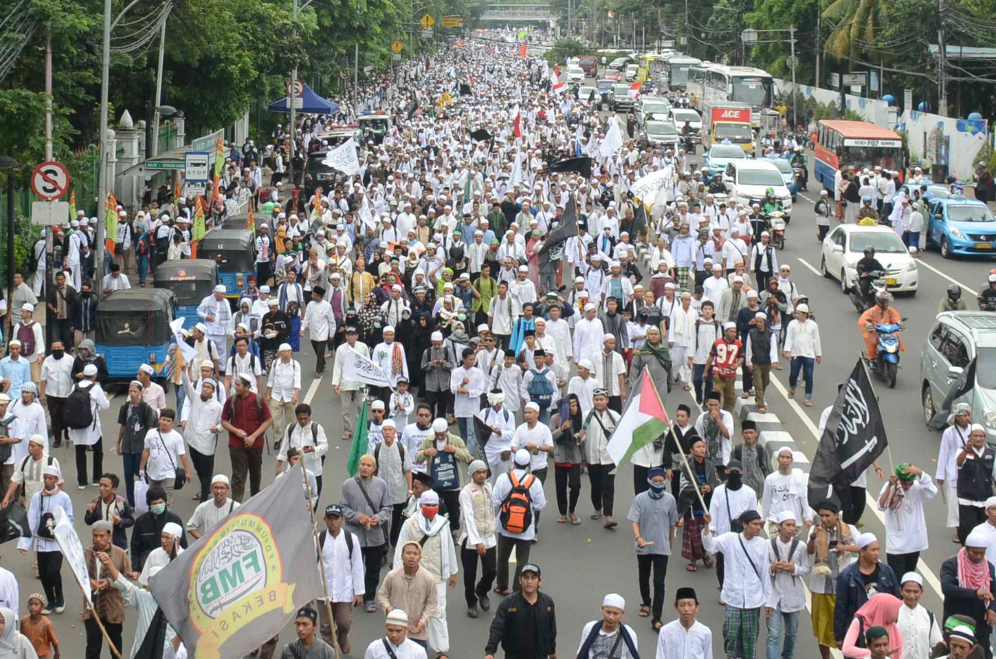 Umat muslim yang tergabung dalam Forum Umat Islam (FUI) melakukan long march menuju Istana di Jalan Medan Merdeka Timur, Jakarta, Jumat (31/3). Aksi ini menuntut kepada presiden Jokowi untuk mecabut jabatan Basuki Tjahaja Purnama atau Ahok dari posisinya sebagai Gubernur DKI Jakarta. AKTUAL/Tino Oktaviano