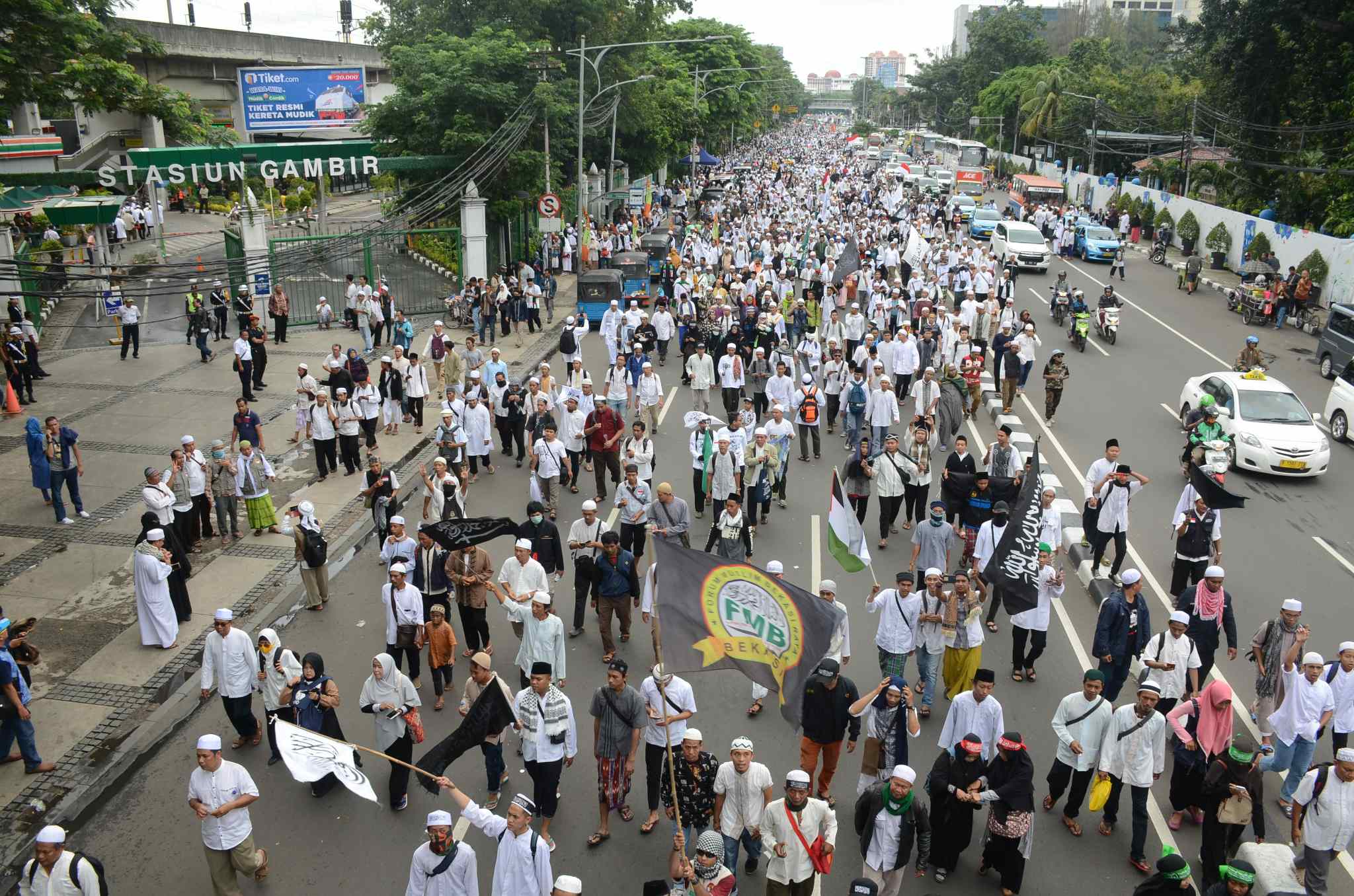 Umat muslim yang tergabung dalam Forum Umat Islam (FUI) melakukan long march menuju Istana di Jalan Medan Merdeka Timur, Jakarta, Jumat (31/3). Aksi ini menuntut kepada presiden Jokowi untuk mecabut jabatan Basuki Tjahaja Purnama atau Ahok dari posisinya sebagai Gubernur DKI Jakarta. AKTUAL/Tino Oktaviano