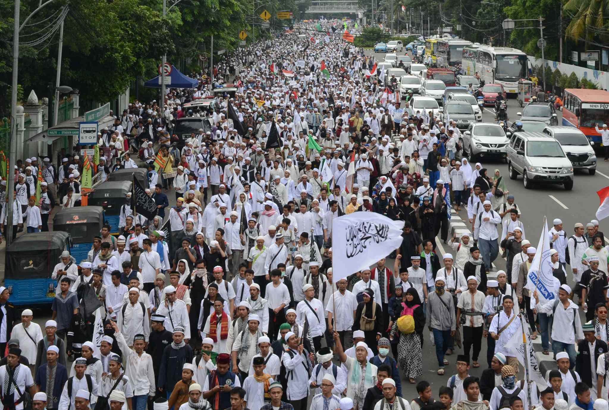 Umat muslim yang tergabung dalam Forum Umat Islam (FUI) melakukan long march menuju Istana di Jalan Medan Merdeka Timur, Jakarta, Jumat (31/3). Aksi ini menuntut kepada presiden Jokowi untuk mecabut jabatan Basuki Tjahaja Purnama atau Ahok dari posisinya sebagai Gubernur DKI Jakarta. AKTUAL/Tino Oktaviano