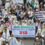 Umat muslim yang tergabung dalam Forum Umat Islam (FUI) melakukan long march menuju Istana di Jalan Medan Merdeka Timur, Jakarta, Jumat (31/3). Aksi ini menuntut kepada presiden Jokowi untuk mecabut jabatan Basuki Tjahaja Purnama atau Ahok dari posisinya sebagai Gubernur DKI Jakarta. AKTUAL/Tino Oktaviano