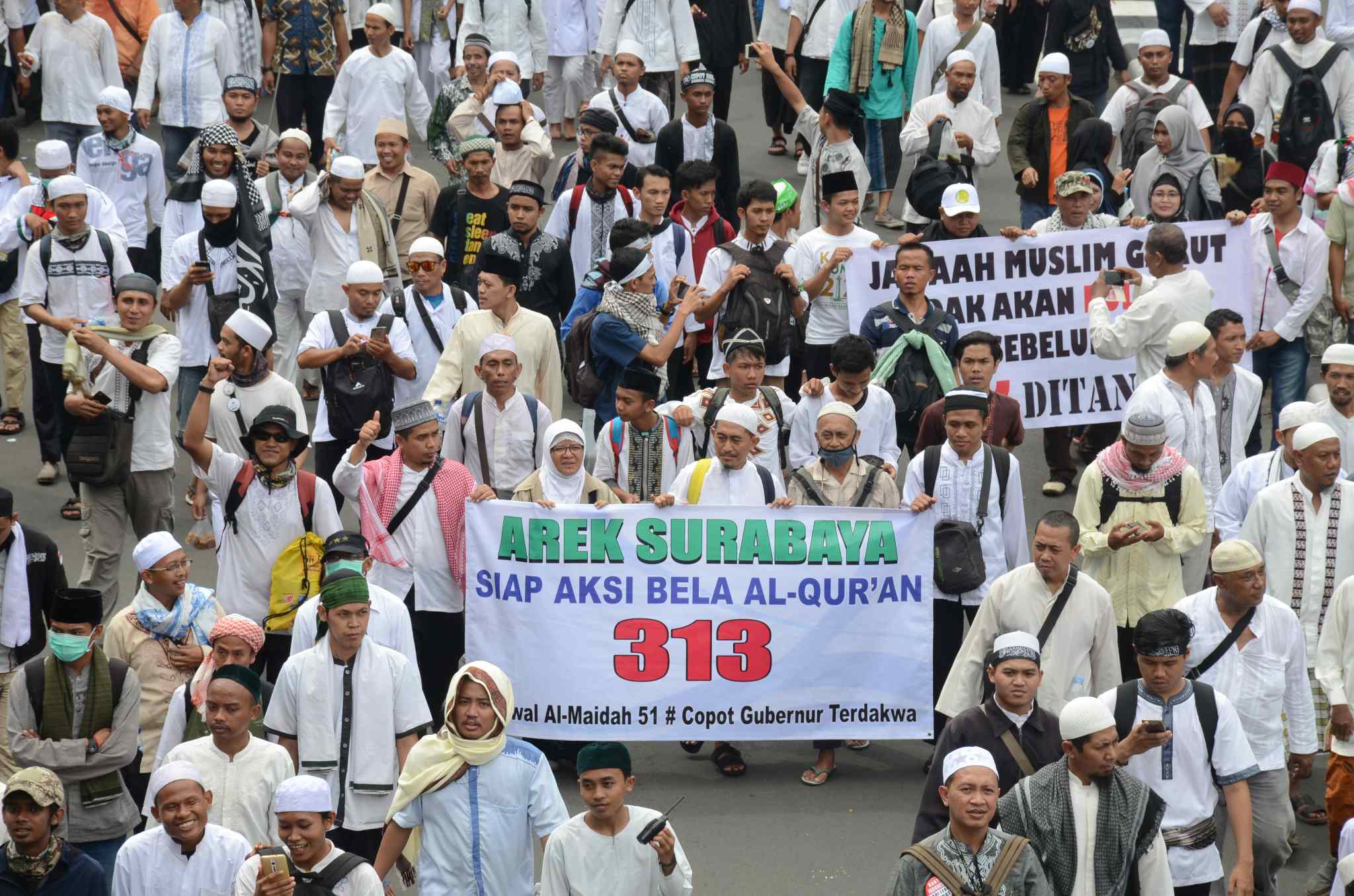 Umat muslim yang tergabung dalam Forum Umat Islam (FUI) melakukan long march menuju Istana di Jalan Medan Merdeka Timur, Jakarta, Jumat (31/3). Aksi ini menuntut kepada presiden Jokowi untuk mecabut jabatan Basuki Tjahaja Purnama atau Ahok dari posisinya sebagai Gubernur DKI Jakarta. AKTUAL/Tino Oktaviano