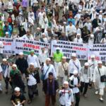 Umat muslim yang tergabung dalam Forum Umat Islam (FUI) melakukan long march menuju Istana di Jalan Medan Merdeka Timur, Jakarta, Jumat (31/3). Aksi ini menuntut kepada presiden Jokowi untuk mecabut jabatan Basuki Tjahaja Purnama atau Ahok dari posisinya sebagai Gubernur DKI Jakarta. AKTUAL/Tino Oktaviano