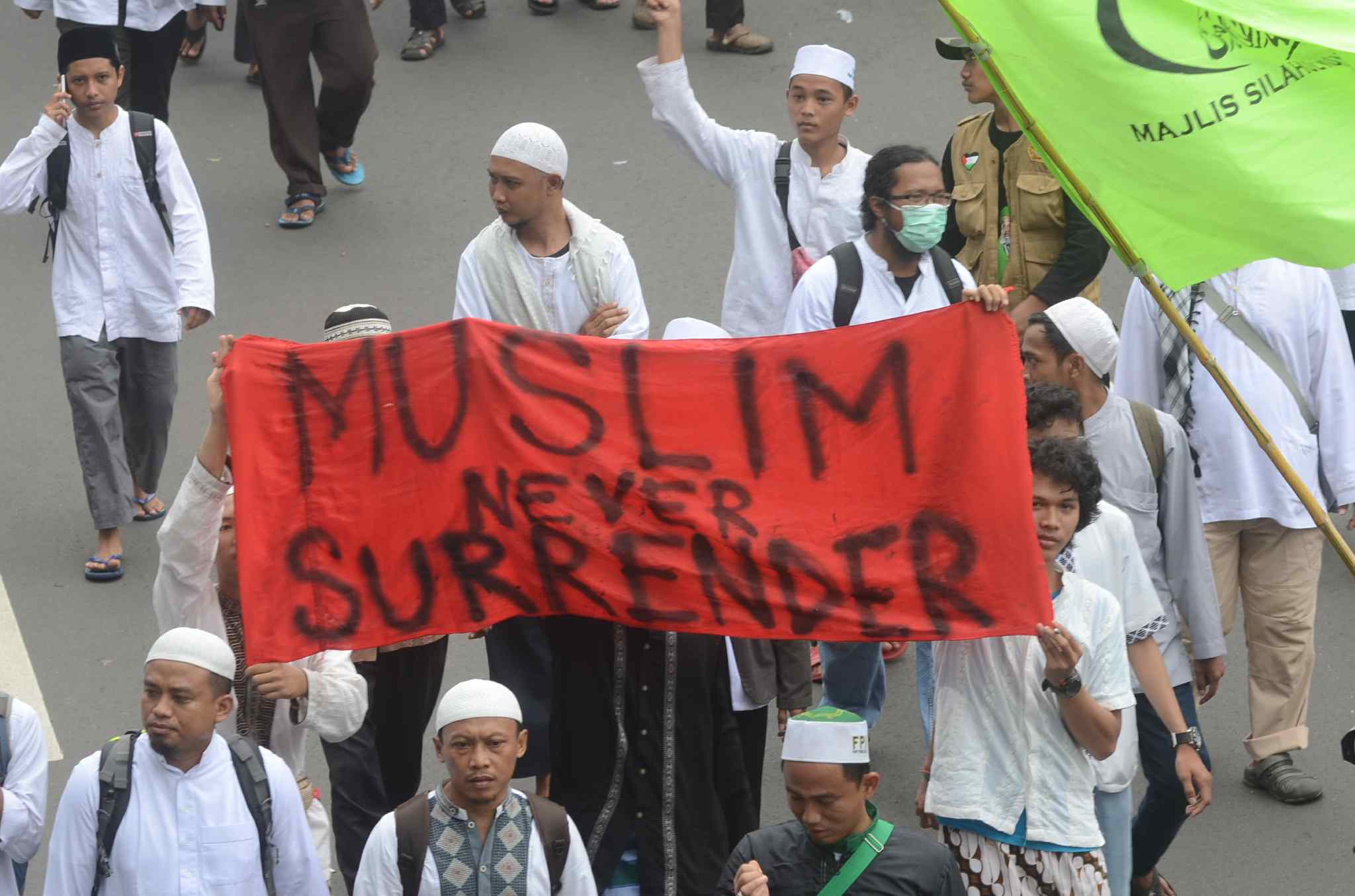 Umat muslim yang tergabung dalam Forum Umat Islam (FUI) melakukan long march menuju Istana di Jalan Medan Merdeka Timur, Jakarta, Jumat (31/3). Aksi ini menuntut kepada presiden Jokowi untuk mecabut jabatan Basuki Tjahaja Purnama atau Ahok dari posisinya sebagai Gubernur DKI Jakarta. AKTUAL/Tino Oktaviano