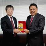 Gubernur Sulawesi Utara Olly Dondokambey bertukar cinderamata dengan President of International Manpower Development Organization (IM Japan) Mr Kyoei Yanagishawa usai bertemu seputar kerjasama program di Osaka, Jepang, Jumat (31/3). Kerjasama dimaksud adalah program magang bagi putra-putri lulusan SMA sederajat dari Sulut ke Negeri Sakura selama kurang lebih tiga tahun. Dalam prosesnya, mereka harus mengikuti pendidikan pra magang di daerah dan pendidikan lanjutan sebelum nantinya diberangkatkan ke Jepang. AKTUAL/HO