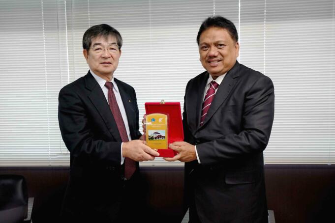 Gubernur Sulawesi Utara Olly Dondokambey bertukar cinderamata dengan President of International Manpower Development Organization (IM Japan) Mr Kyoei Yanagishawa usai bertemu seputar kerjasama program di Osaka, Jepang, Jumat (31/3). Kerjasama dimaksud adalah program magang bagi putra-putri lulusan SMA sederajat dari Sulut ke Negeri Sakura selama kurang lebih tiga tahun. Dalam prosesnya, mereka harus mengikuti pendidikan pra magang di daerah dan pendidikan lanjutan sebelum nantinya diberangkatkan ke Jepang. AKTUAL/HO