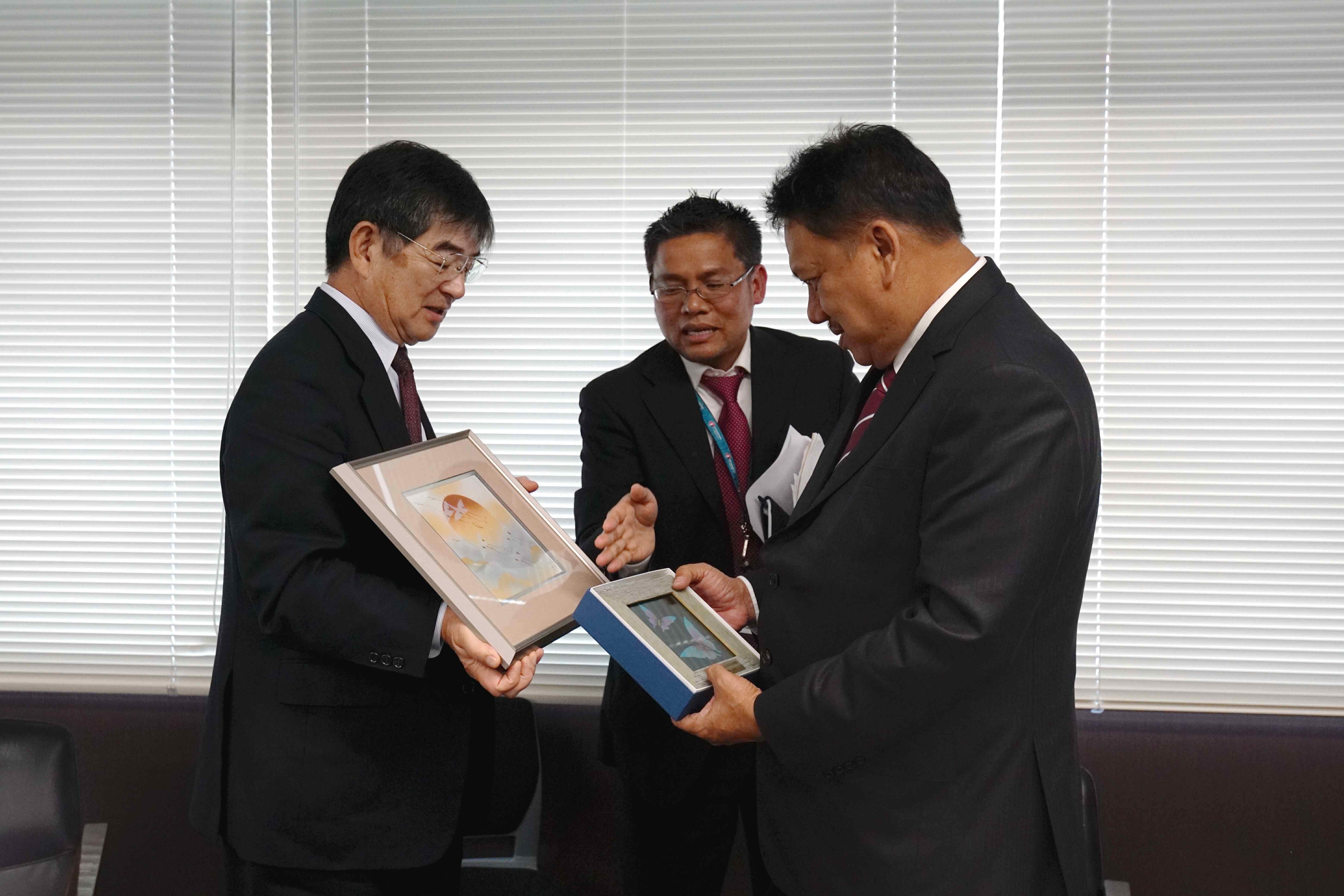 Gubernur Sulawesi Utara Olly Dondokambey bertukar cinderamata dengan President of International Manpower Development Organization (IM Japan) Mr Kyoei Yanagishawa usai bertemu seputar kerjasama program di Osaka, Jepang, Jumat (31/3). Kerjasama dimaksud adalah program magang bagi putra-putri lulusan SMA sederajat dari Sulut ke Negeri Sakura selama kurang lebih tiga tahun. Dalam prosesnya, mereka harus mengikuti pendidikan pra magang di daerah dan pendidikan lanjutan sebelum nantinya diberangkatkan ke Jepang. AKTUAL/HO