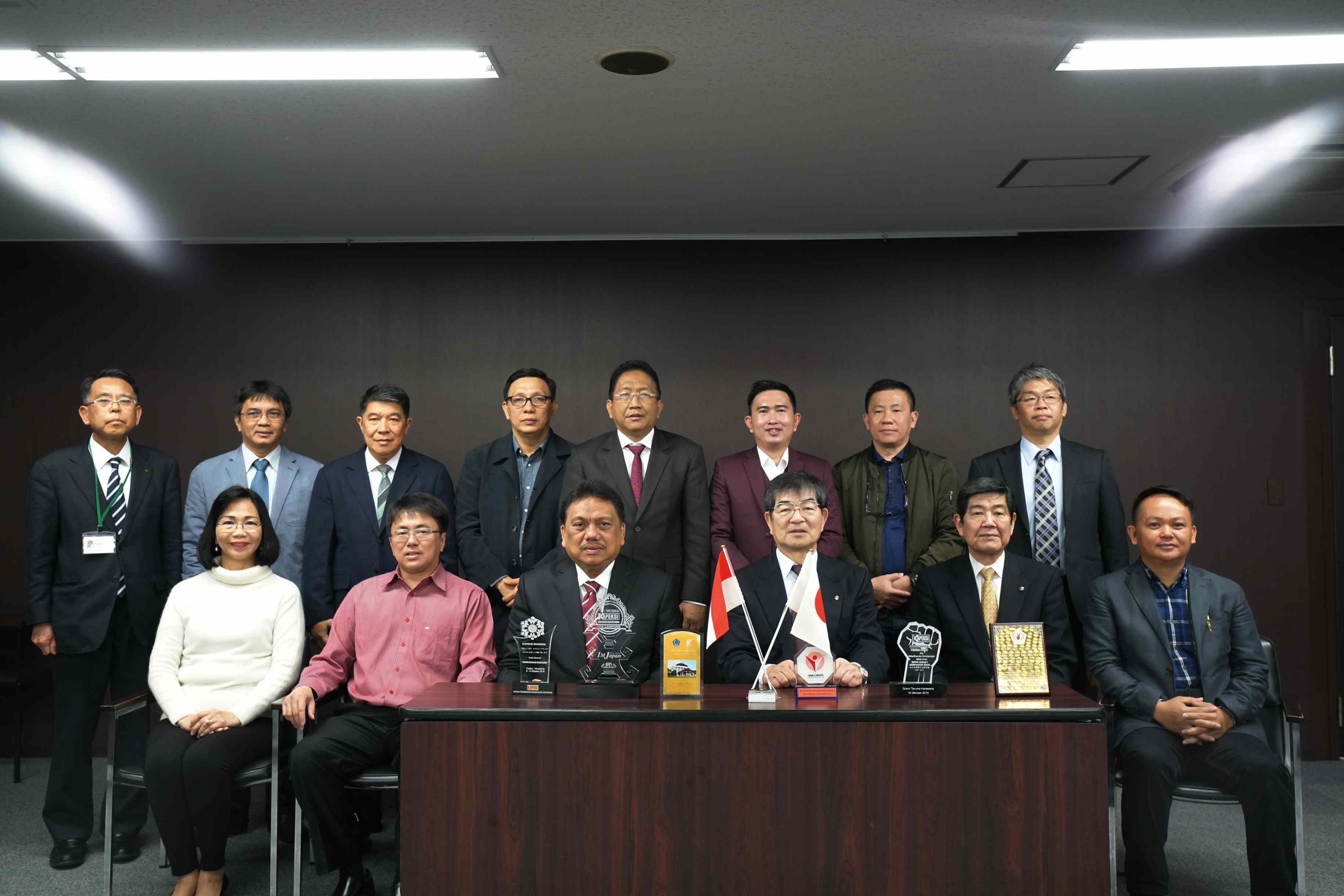 Gubernur Sulawesi Utara Olly Dondokambey dan President of International Manpower Development Organization (IM Japan) Mr Kyoei Yanagishawa foto bersama usai bertemu seputar kerjasama program di Osaka, Jepang, Jumat (31/3). Dalam kunjungan untuk membahas kerjasama Pemerintah Propinsi Sulut dan IM Japan itu, Olly didampingi Ketua DPRD Propinsi Sulut Andrei Angouw, anggota DPRD Rocky Wowor, Sekprov Edwin Silangen dan Kepala Dinas Pendidikan Gemmy Kawatu. AKTUAL/HO