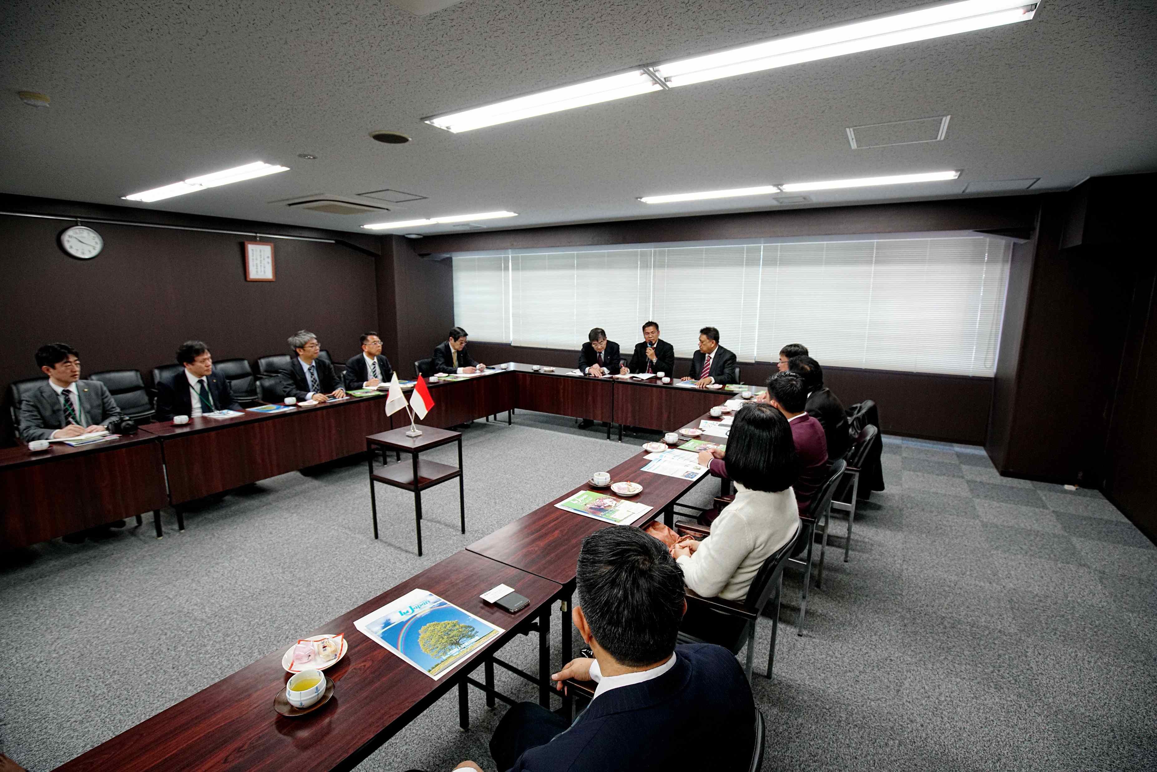 Gubernur Sulawesi Utara Olly Dondokambey saat bertemu President of International Manpower Development Organization (IM Japan) Mr Kyoei Yanagishawa usai bertemu seputar kerjasama program di Osaka, Jepang, Jumat (31/3). Dalam kunjungan untuk membahas kerjasama Pemerintah Propinsi Sulut dan IM Japan itu, Olly didampingi Ketua DPRD Propinsi Sulut Andrei Angouw, anggota DPRD Rocky Wowor, Sekprov Edwin Silangen dan Kepala Dinas Pendidikan Gemmy Kawatu. AKTUAL/HO