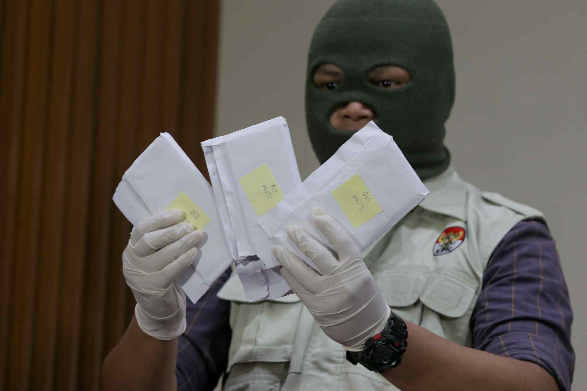 Petugas Komisi Pemberantasan Korupsi (KPK) menunjukkan barang bukti operasi tangkap tangan PT PAL di Gedung KPK, Jakarta, Jumat (31/3/2017). KPK mengamankan barang bukti senilai $25.000 USD yang merupakan fee agent atas kerjasama pembelian kapal perang SSV oleh Pemerintah Filipina. AKTUAL/Tino Oktaviano