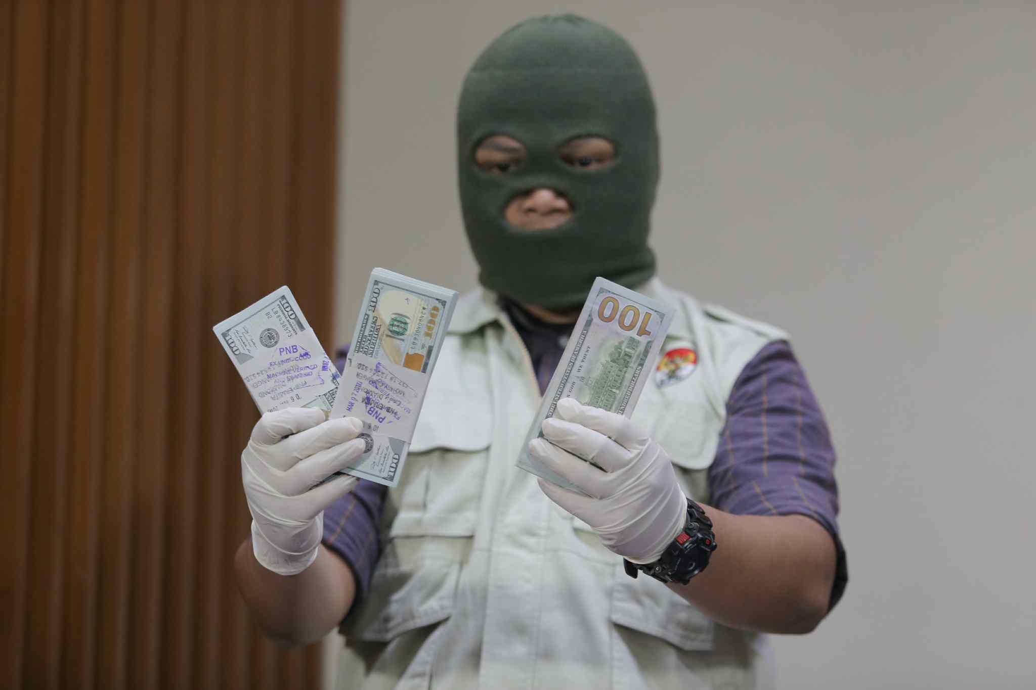 Petugas Komisi Pemberantasan Korupsi (KPK) menunjukkan barang bukti operasi tangkap tangan PT PAL di Gedung KPK, Jakarta, Jumat (31/3/2017). KPK mengamankan barang bukti senilai $25.000 USD yang merupakan fee agent atas kerjasama pembelian kapal perang SSV oleh Pemerintah Filipina. AKTUAL/Tino Oktaviano