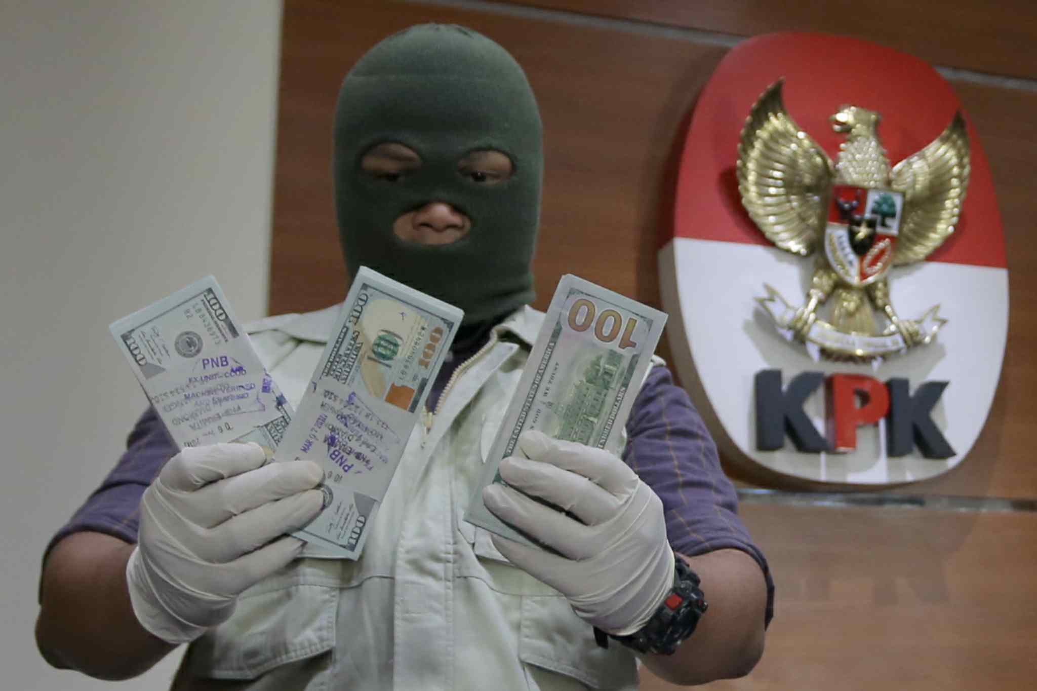 Petugas Komisi Pemberantasan Korupsi (KPK) menunjukkan barang bukti operasi tangkap tangan PT PAL di Gedung KPK, Jakarta, Jumat (31/3/2017). KPK mengamankan barang bukti senilai $25.000 USD yang merupakan fee agent atas kerjasama pembelian kapal perang SSV oleh Pemerintah Filipina. AKTUAL/Tino Oktaviano