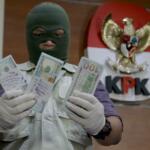 Petugas Komisi Pemberantasan Korupsi (KPK) menunjukkan barang bukti operasi tangkap tangan PT PAL di Gedung KPK, Jakarta, Jumat (31/3/2017). KPK mengamankan barang bukti senilai $25.000 USD yang merupakan fee agent atas kerjasama pembelian kapal perang SSV oleh Pemerintah Filipina. AKTUAL/Tino Oktaviano