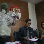 Wakil Ketua Komisi Pemberantasan Korupsi (KPK) Basaria Panjaitan saat konferensi pers operasi tangkap tangan PT PAL di Gedung KPK, Jakarta, Jumat (31/3/2017). KPK mengamankan barang bukti senilai $25.000 USD yang merupakan fee agent atas kerjasama pembelian kapal perang SSV oleh Pemerintah Filipina. AKTUAL/Tino Oktaviano
