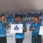 Ki-ka : Wakil Presiden Direktur PT Bank Central Asia Tbk Armand W. Hartono, musisi Giring Nidji, dan Direktur BCA Santoso berbincang saat peluncuran Program Buku Untuk Indonesia di area Car Free Day Jakarta, Minggu (26/3/2017). BCA melalui kegiatan CSR menciptakan pendidikan yang lebih baik dari generasi ke generasi. AKTUAL/Eko Hilman