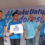 Ki-ka : Wakil Presiden Direktur PT Bank Central Asia Tbk Armand W. Hartono, musisi Giring Nidji, Presenter yang juga Duta Buku Indonesia Andi F.Noya dan Direktur BCA Santoso berbincang saat peluncuran Program Buku Untuk Indonesia di area Car Free Day Jakarta, Minggu (26/3/2017). BCA melalui kegiatan CSR menciptakan pendidikan yang lebih baik dari generasi ke generasi. AKTUAL/Eko Hilman