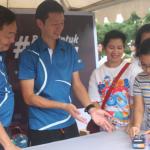 Nasabah BCA diberi kesempatan untuk ikut menyumbang dana dalam peluncuran Program Buku Untuk Indonesia di area Car Free Day Jakarta, Minggu (26/3/2017) dengan mengirimkan dana minimal Rp 100.000. Seluruh hasil sumbangan dalam Program Buku Untuk Indonesia akan disumbangkan ke anak-anak sekolah di pedalaman Indonesia. AKTUAL/Eko Hilman