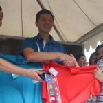 Nasabah BCA diberi kesempatan untuk ikut menyumbang dana dalam peluncuran Program Buku Untuk Indonesia di area Car Free Day Jakarta, Minggu (26/3/2017) dengan mengirimkan dana minimal Rp 100.000. Seluruh hasil sumbangan dalam Program Buku Untuk Indonesia akan disumbangkan ke anak-anak sekolah di pedalaman Indonesia. AKTUAL/Eko Hilman