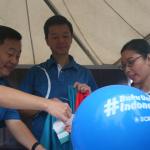 Nasabah BCA diberi kesempatan untuk ikut menyumbang dana dalam peluncuran Program Buku Untuk Indonesia di area Car Free Day Jakarta, Minggu (26/3/2017) dengan mengirimkan dana minimal Rp 100.000. Seluruh hasil sumbangan dalam Program Buku Untuk Indonesia akan disumbangkan ke anak-anak sekolah di pedalaman Indonesia. AKTUAL/Eko Hilman